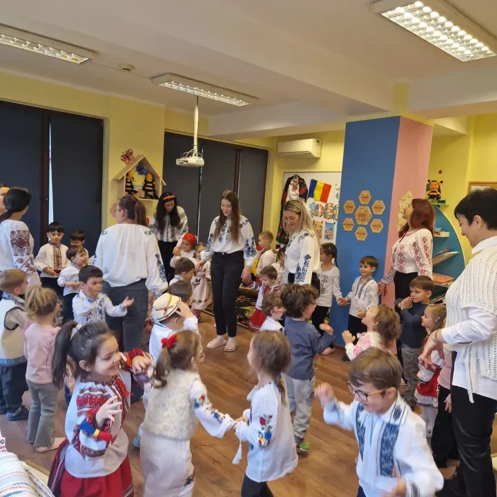 Echipa RayKids cu copiii la grădiniță