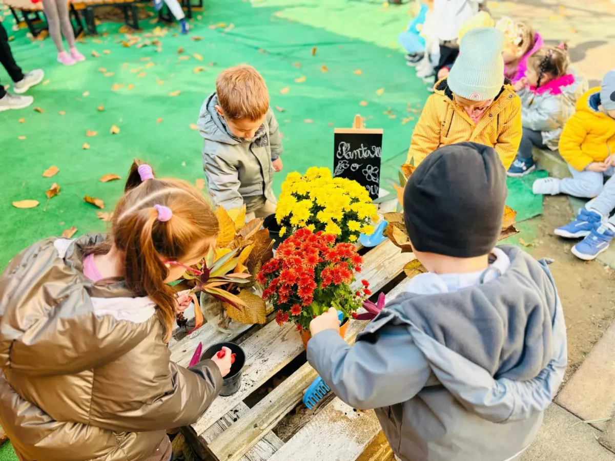 Grădinița RayKids Cârcea (Selgros) — copii în aer liber